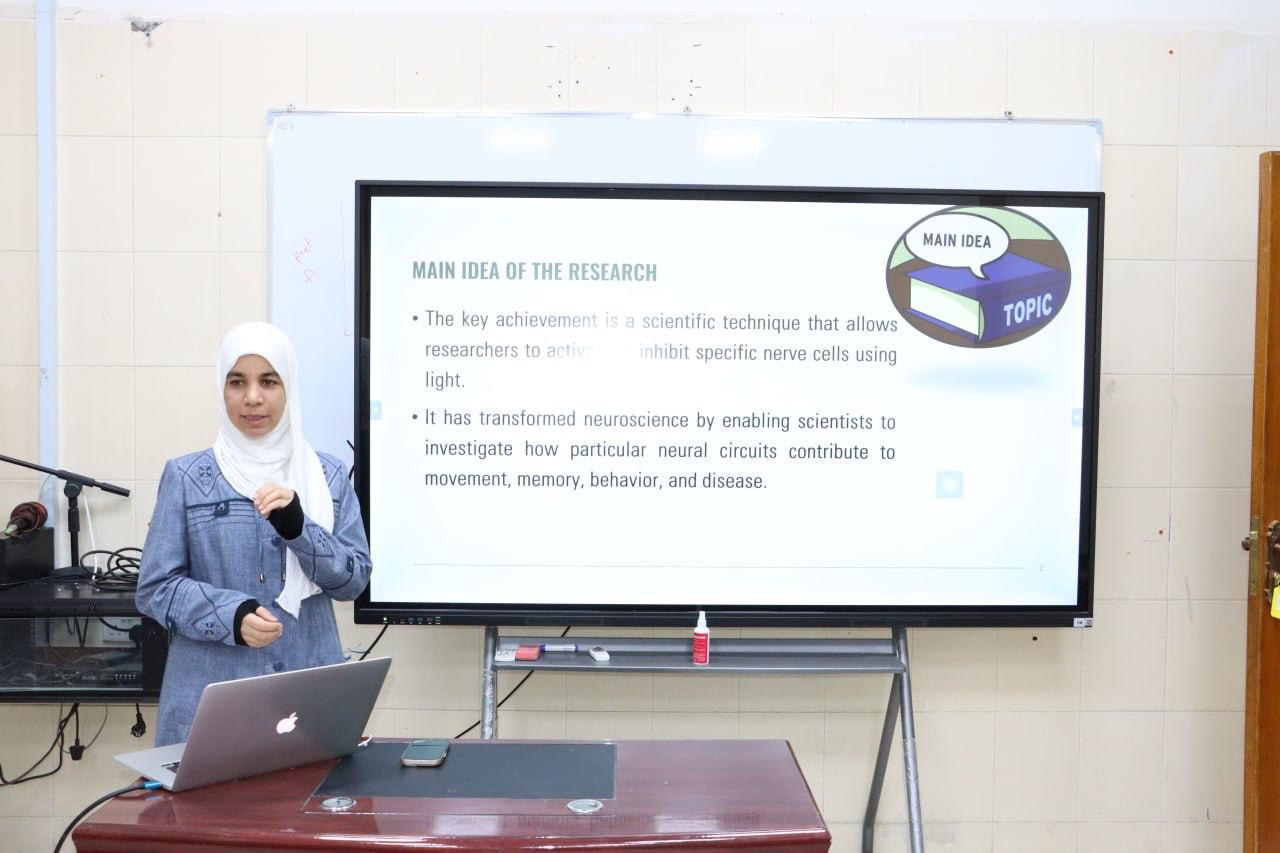 جانب من الحلقة النقاشية بكلية الصيدلة